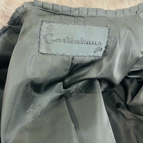 Chic Black Cape with Luxurious Fur Trim - Picture 4 of 4